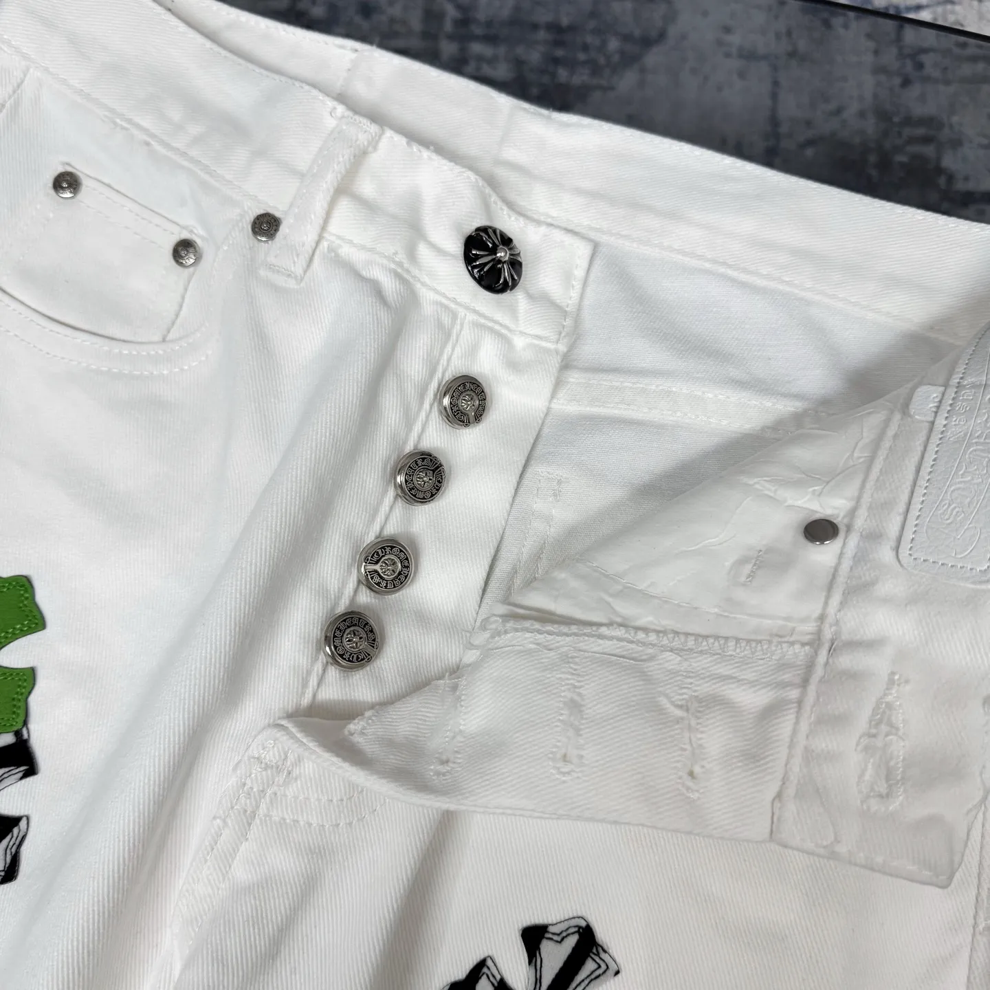 P250 Chrome Hearts CH Miami white and green limited edition cross patch leather jeans. Original purchased and printed. Really restores the ultimate texture of Vintage. Special Italian cowhide print and cut. Customized sheepskin three-layer thick line leather. The whole body is spliced in heavy water washing process. Craftsmen hand-splash ink. You can see the details. Three-dimensional cutting version. Loose and comfortable. Not picky on the figure. Makes you taller and slimmer. Factory Seiko. Original quality control. Same style for men and women. Can be matched with couples. Versatile recommendation. Necessary jeans for all seasons Color: white and green Size: S-XL (corresponding to 28-34)